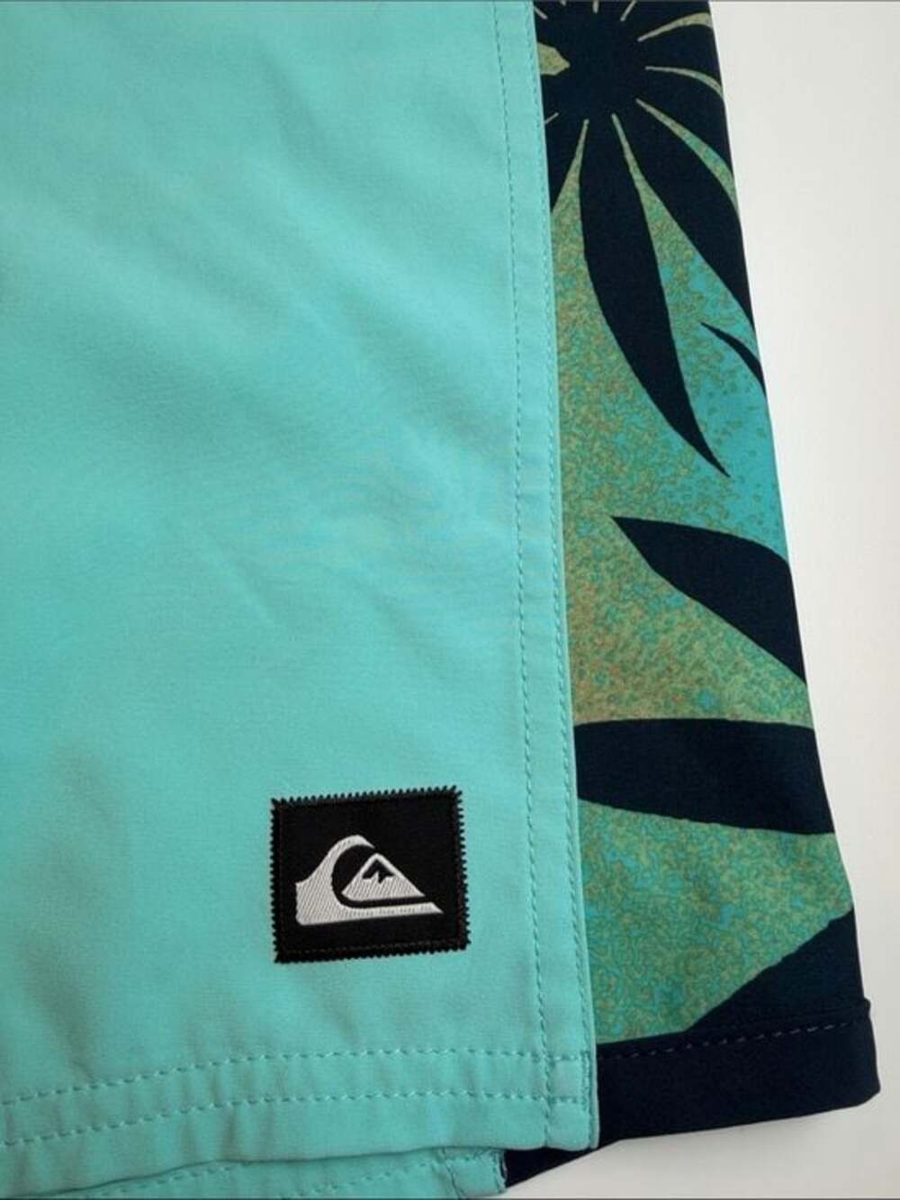 Quiksilver Surfsilk Arch 19" Aqua and Navy Floral Panel Board Shorts - Picture 2 of 10